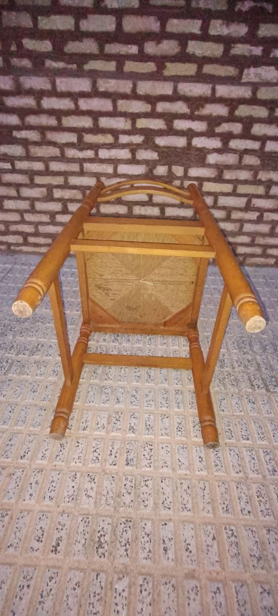 UN SILLA FUERTE DE MADERA .