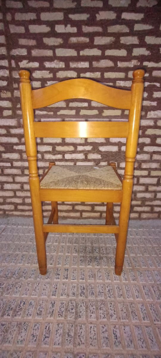 UN SILLA FUERTE DE MADERA .