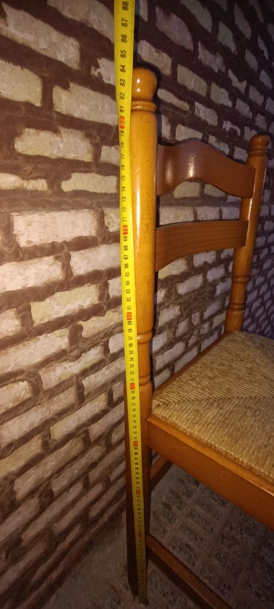 UN SILLA FUERTE DE MADERA .