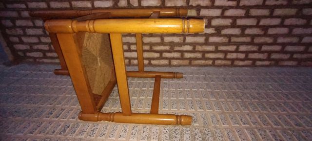UN SILLA FUERTE DE MADERA .