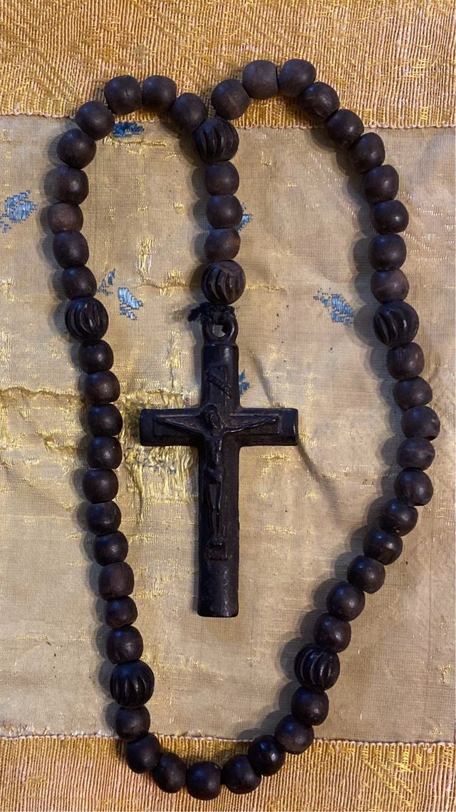 Rosario antico in legno scuro