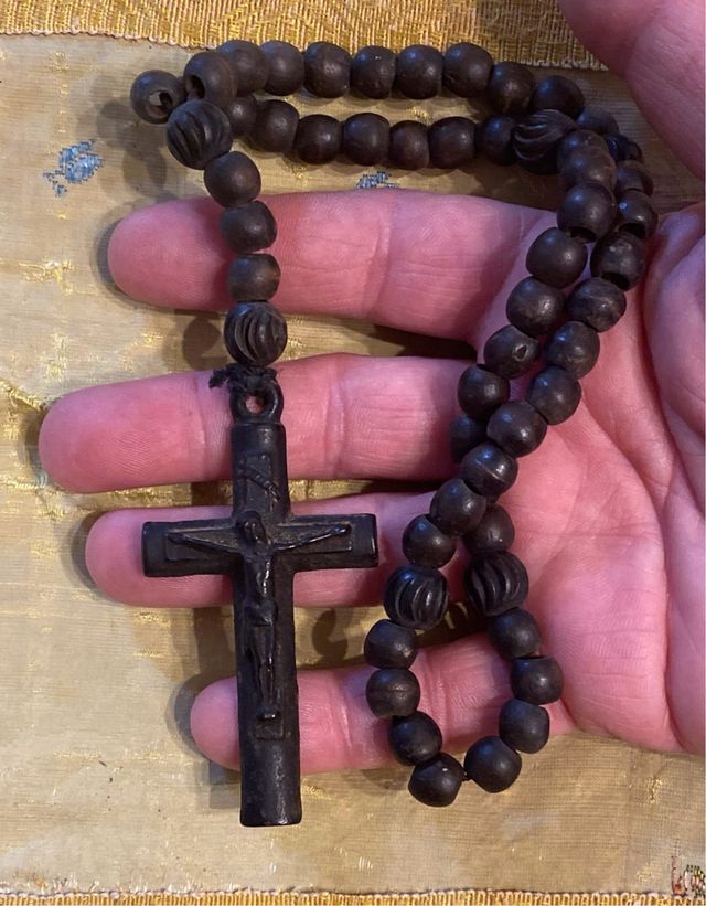 Rosario antico in legno scuro