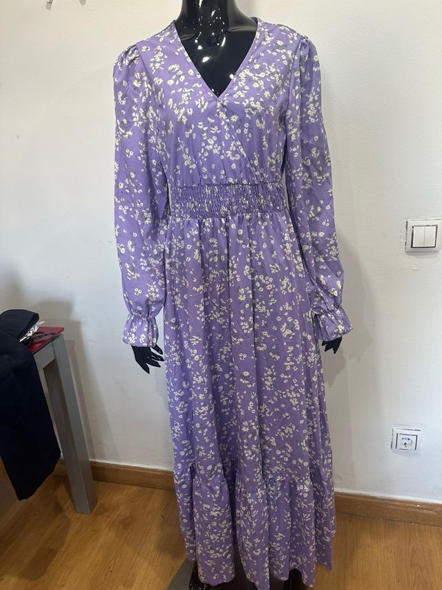 Vestido largo morado con flores
