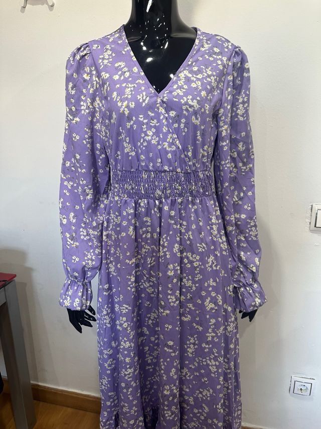 Vestido largo morado con flores