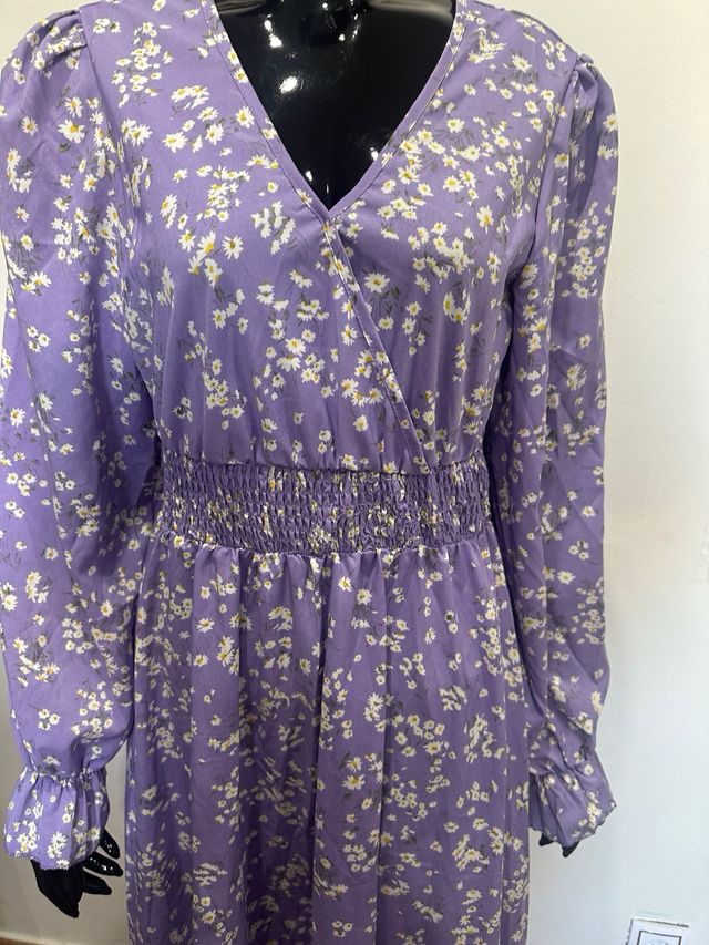 Vestido largo morado con flores