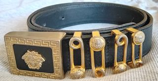 Cinturón Versace negro y dorado