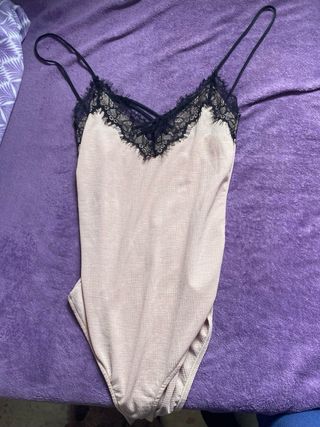 1-body blanco de shein
2-de pull and bear
Talla S
