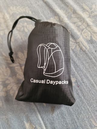 mochila muy practica, pequeña