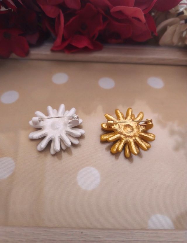 Alfileres margarita y girasol