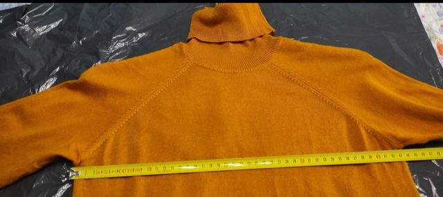 Jersey cuello alto color mostaza