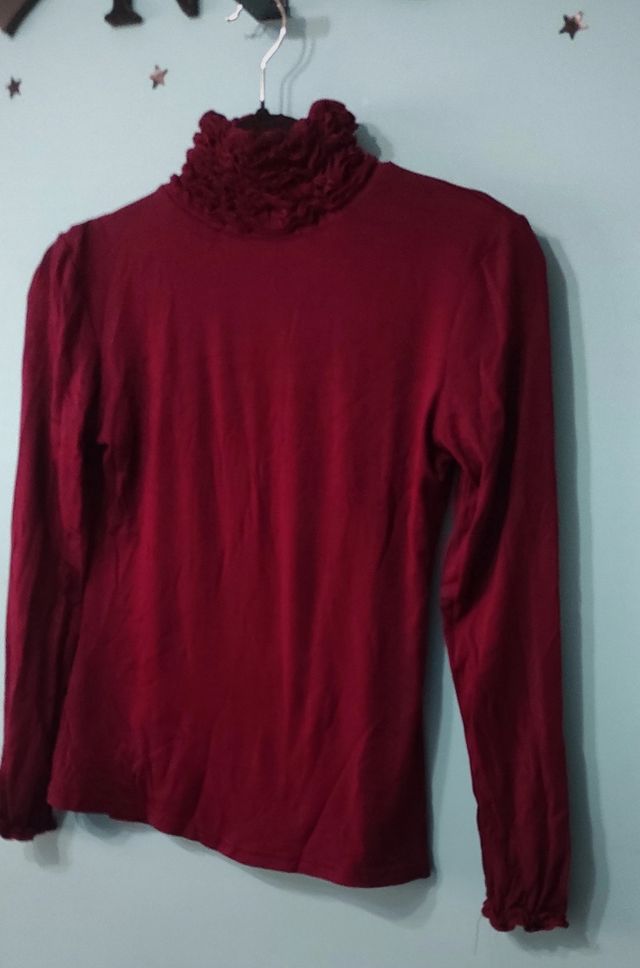 Camiseta cuello alto granate burdeos