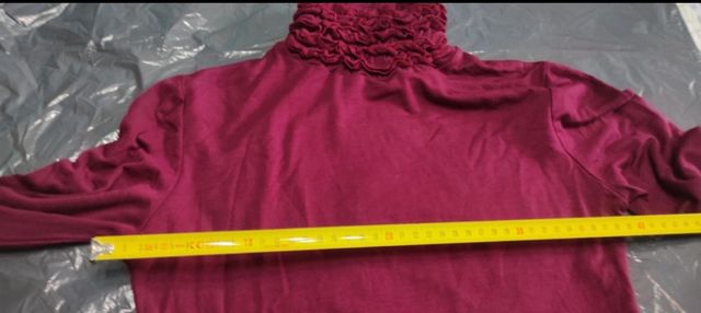 Camiseta cuello alto granate burdeos