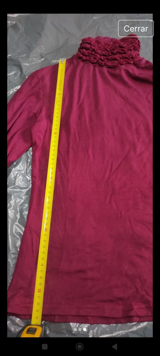 Camiseta cuello alto granate burdeos