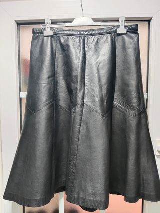 Falda midi piel negra.

