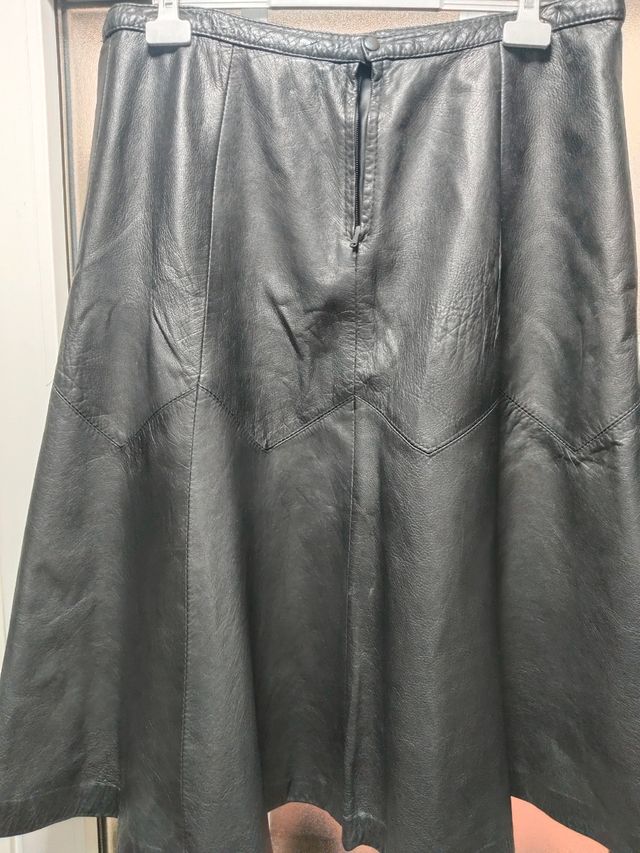 Gonna midi in pelle nera.

