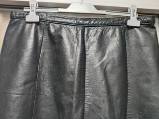 Falda midi piel negra.

