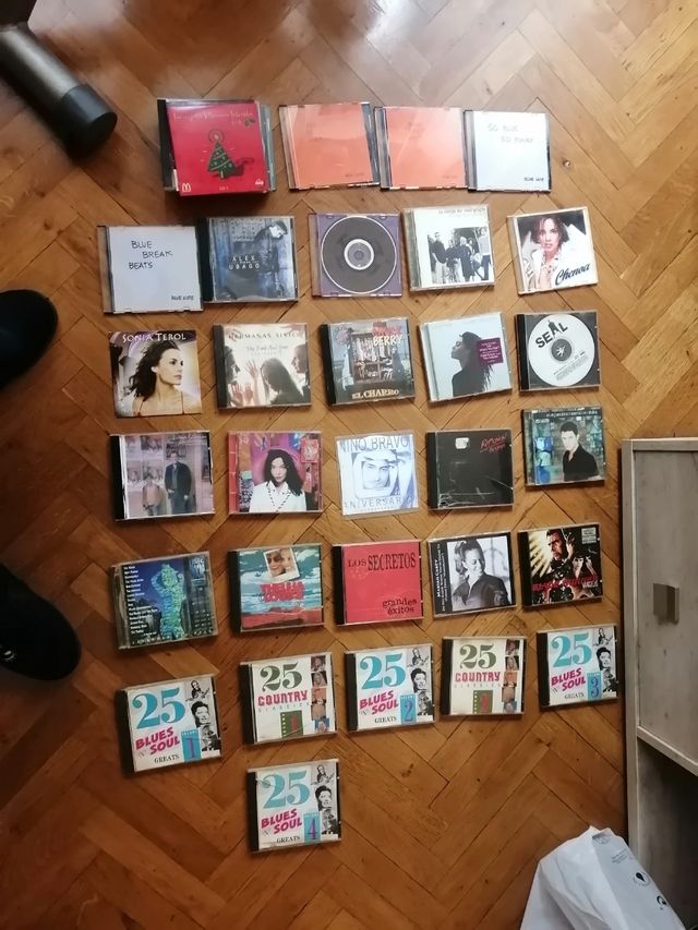 CDs y casetes variados