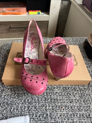 zapatos rosas con tachuelas