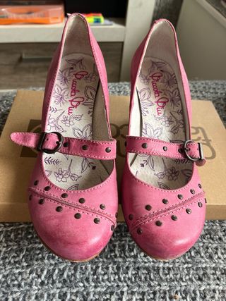 zapatos rosas con tachuelas