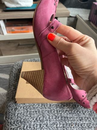 zapatos rosas con tachuelas