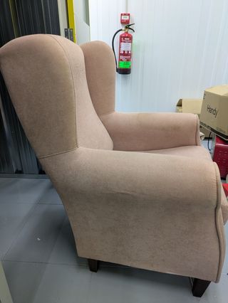 Sillón orejero rosa - seminuevo