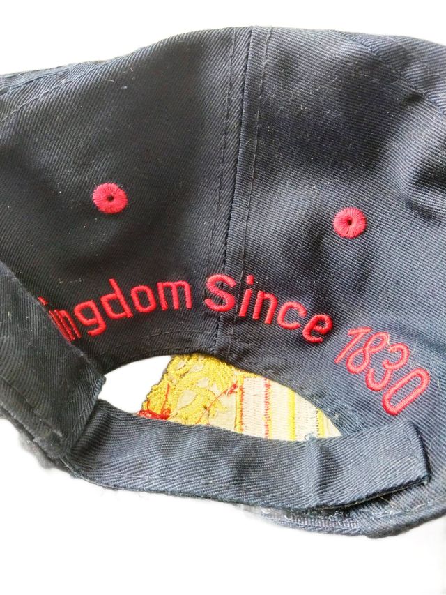 Gorra Bordada Belgium en Oro Color Azul Marino