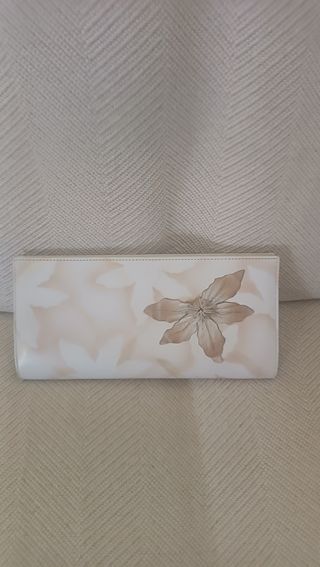 Cartera piel beige con flor