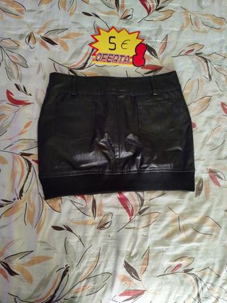 Mini falda negra cuero sintético