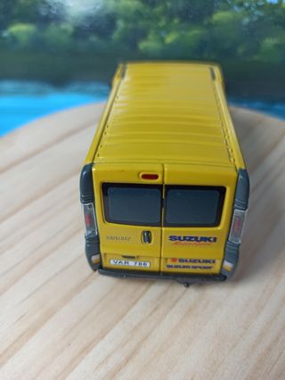 Furgoneta Renault Trafic maqueta servicio Suzuki