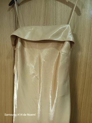 Vestido largo de fiesta dorado y foulard