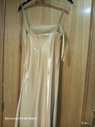 Vestido largo de fiesta dorado y foulard