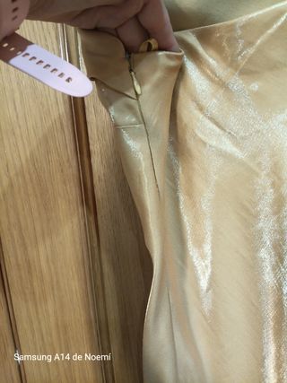 Vestido largo de fiesta dorado y foulard