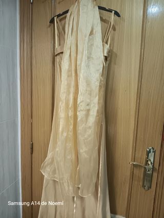 Vestido largo de fiesta dorado y foulard