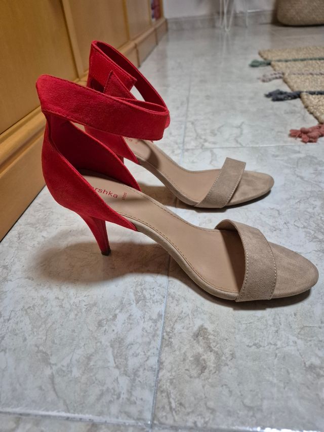Sandalias Bershka rojas y beige