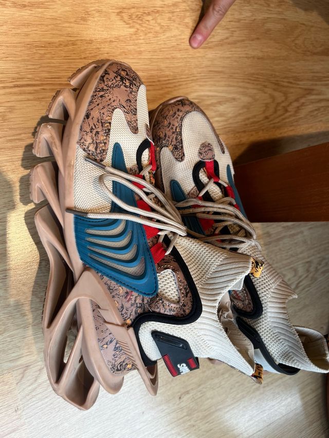 Zapatillas deportivas beige y azul