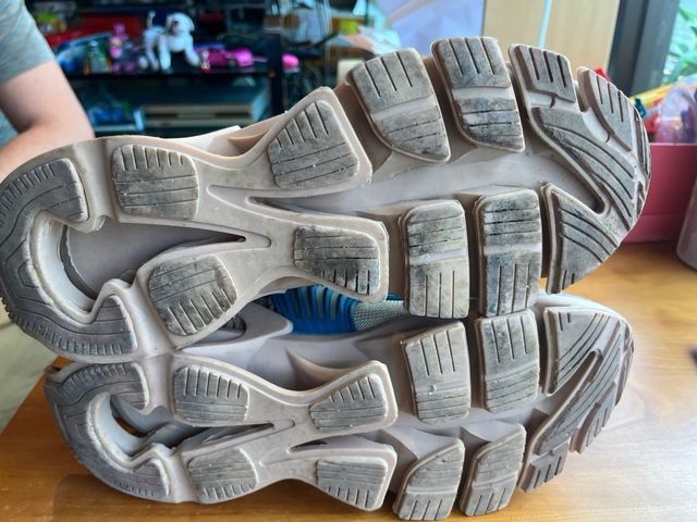 Zapatillas deportivas beige y azul