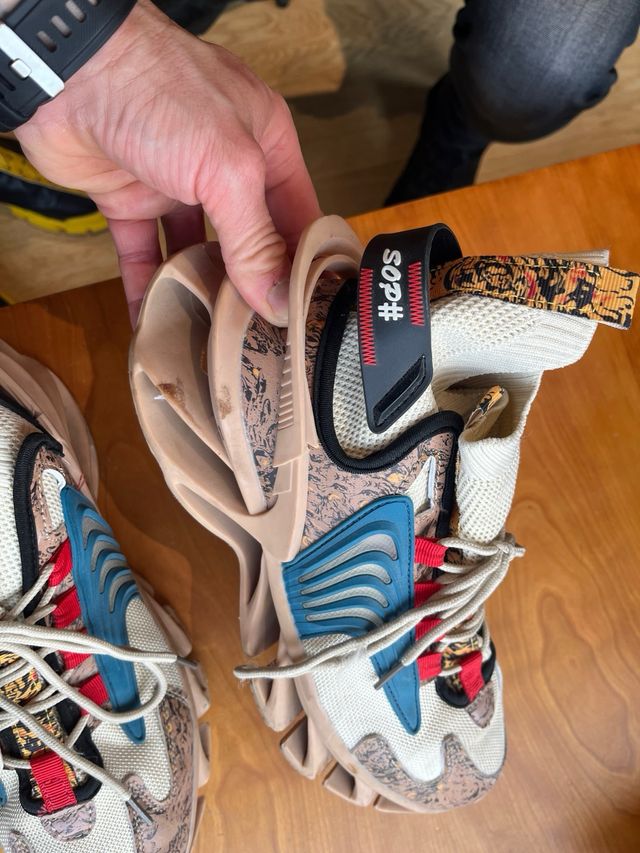 Zapatillas deportivas beige y azul