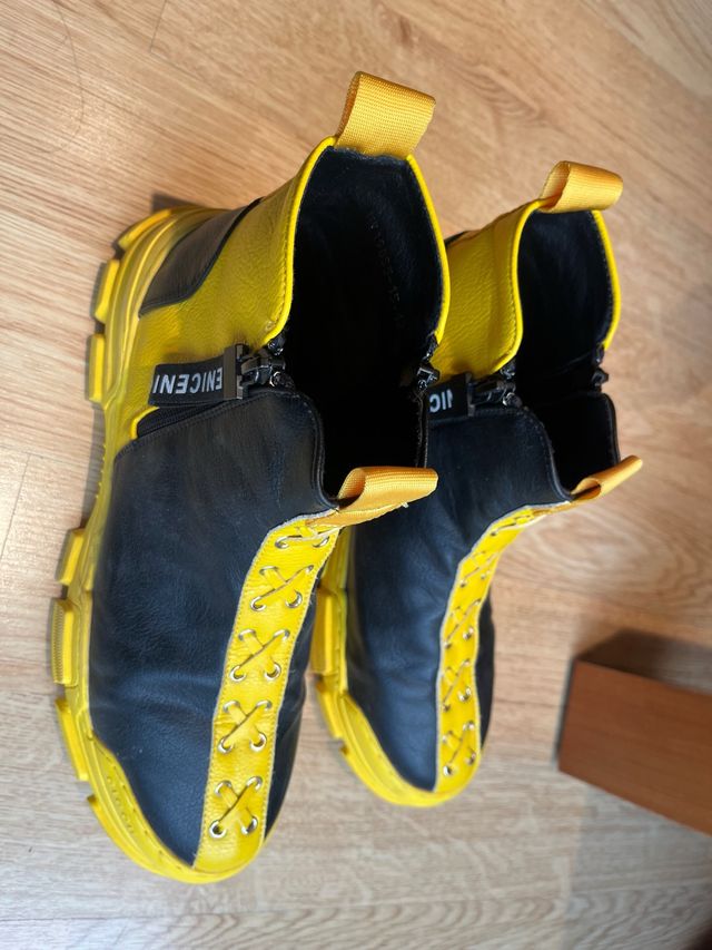 Botines deportivos negros y amarillos