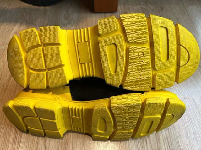 Botines deportivos negros y amarillos