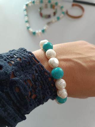Pulsera turquesas y perlas