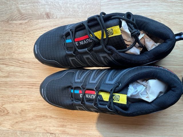 Zapatillas YOUYIN montaña - rojas y negras  nuevas