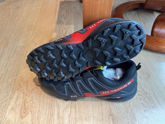 Zapatillas YOUYIN montaña - rojas y negras  nuevas