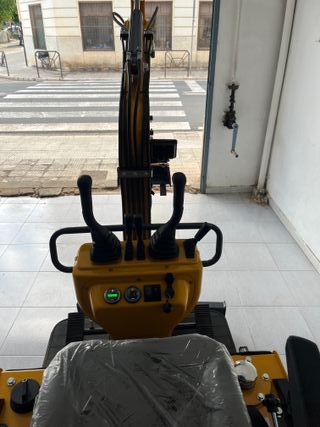 Miniexcavadora de 800 kg – Compacta, Potente.