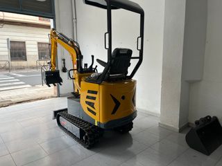 Miniexcavadora de 800 kg – Compacta, Potente.