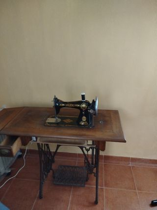 Maquina de coser antigua Alfa