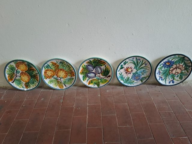 Piatti decorati da appendere alle pareti
