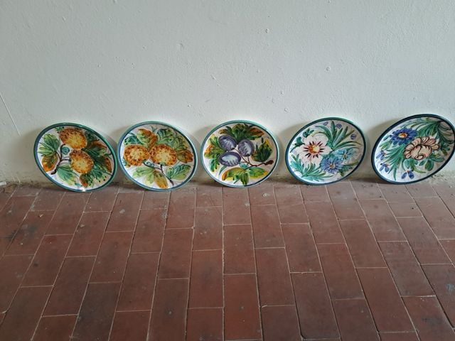 Piatti decorati da appendere alle pareti