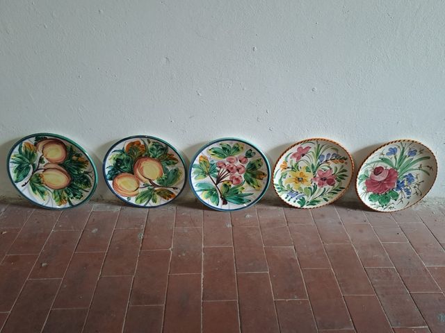 Piatti decorati da appendere alle pareti