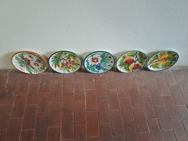 Piatti decorati da appendere alle pareti