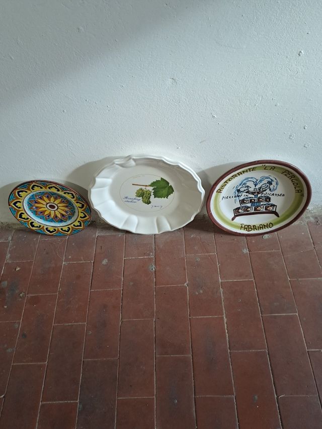 Piatti decorati da appendere alle pareti